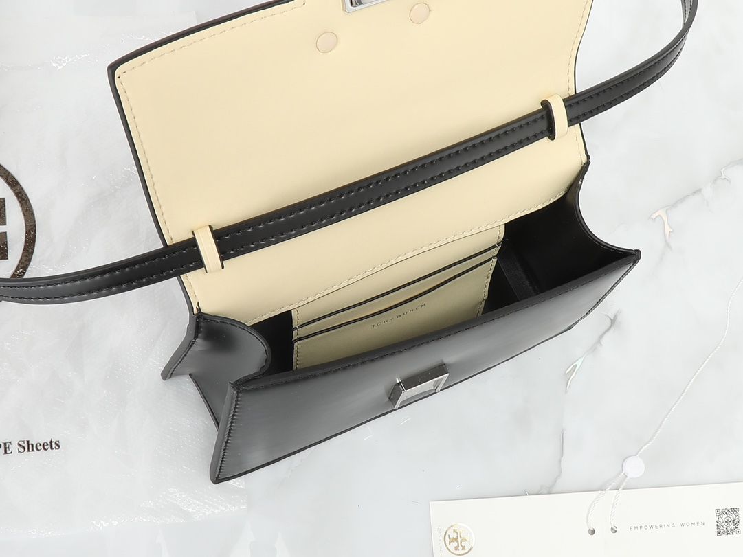 The 290 new bon bon handbag has a compact and sweet design, with pockets on both the inside and outside, and a detachable chain crossbody strap for a charming modern look. The flip cover is equipped with a magnetic snap button