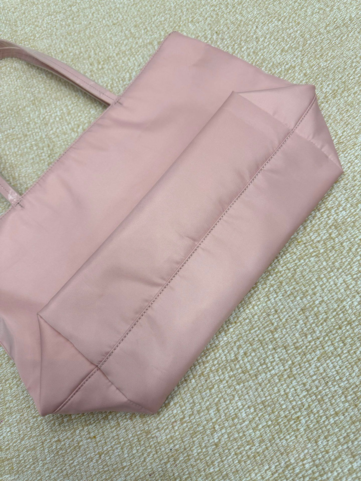 A gentle and pink bag shape in spring, paired with a lightweight nylon tote bag and a large capacity suitable for commuting. The underarm bag is the preferred choice for casual outings, with a soft texture and gentle color tone that adds a touch of freshn