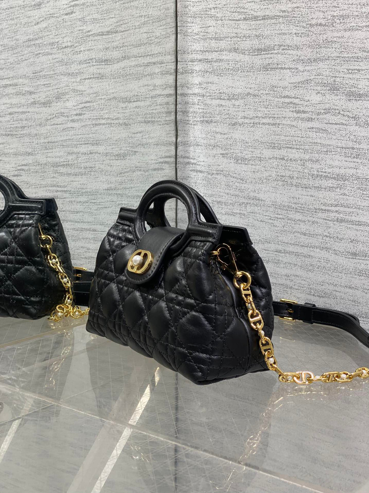 Jolie Top Handle Mini I have no resistance to this kind of exquisite small bag. Carrying a large bag is too tiring. I really like this compact model. It is small, but it can be stuffed with tissues when going out. The best thing is that it can be carried