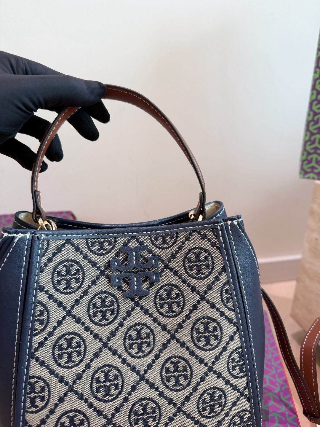 Comes with TORYBURCH TB Bucket Bag Gift Box