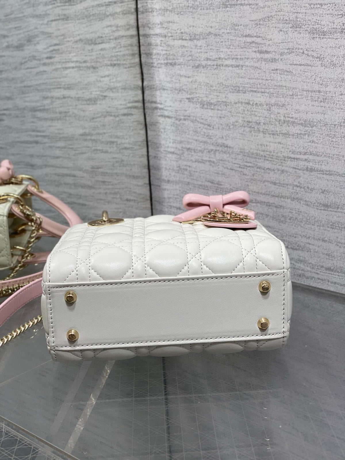 Classic Lady's latest bow-tie Princess Diana bag. A must-have three-compartment bag for everyone. Charming, elegant and full of aura. It is also full of femininity when carried cross-body. Classic fashion style. This beautiful bag is available on Instagra