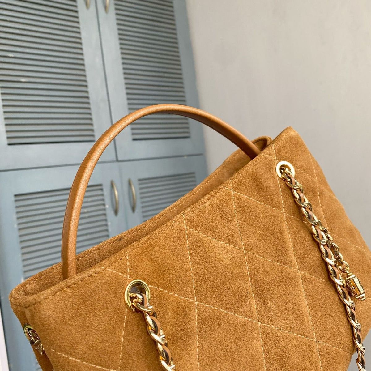 The TB new Fleming series is refreshed with a lightweight and slender quilted diamond grid pattern. This small handbag is crafted from soft leather and features a magnetic snap button with two pockets for easy storage. It can easily accommodate a tablet