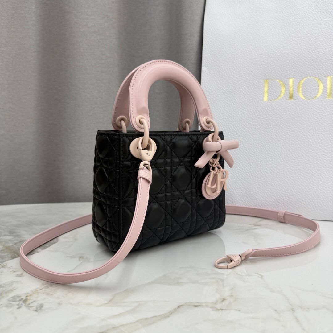 Three compartments in black and pink are in stock. Classic Lady's latest bow-tie Princess Diana bag. A must-have three compartment bag for everyone. Charming, elegant and full of aura. It is also full of femininity when carried cross-body. Classic fashion