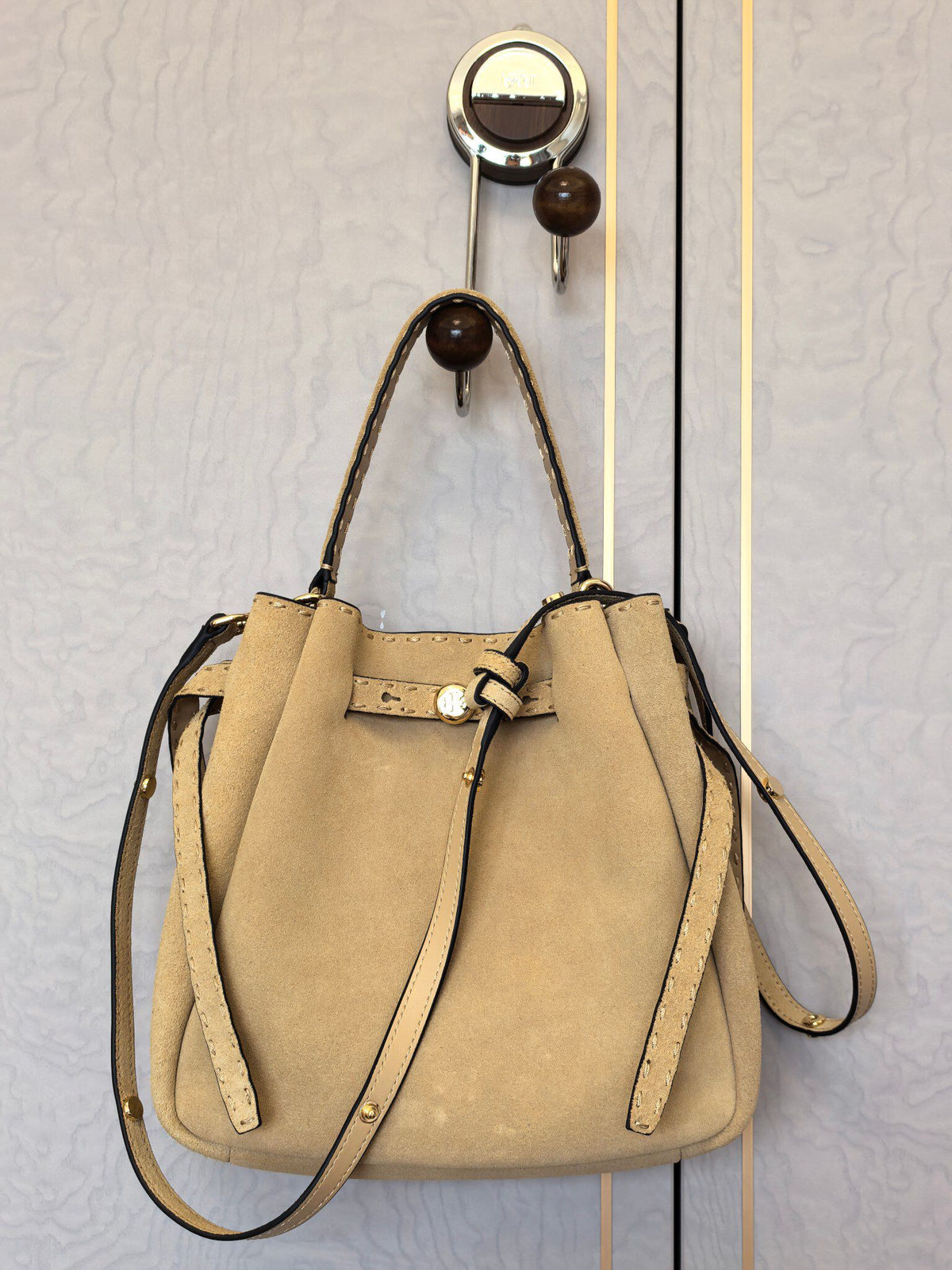 Toryburch's brand new drawstring shopping tote bag with serial number 923 ROMY is a portable crossbody bucket bag made of delicate and thick cowhide material with a soft waist contour. It is the ultimate daily handbag with light weight and spacious interi