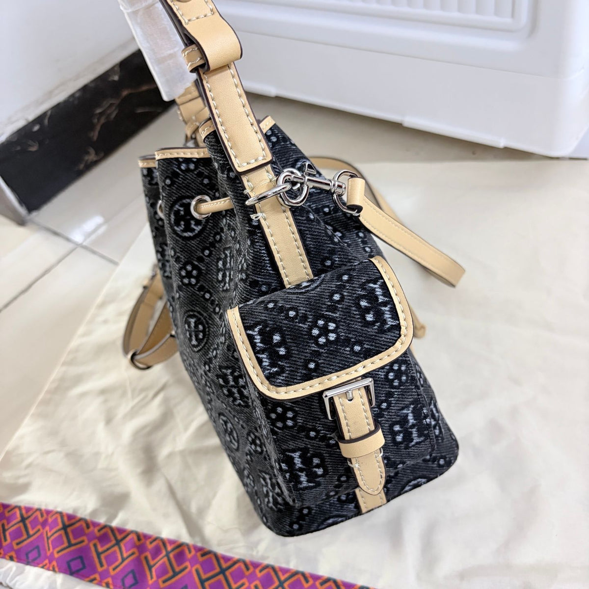Tory Burch's T-Monogram series black presbyopia