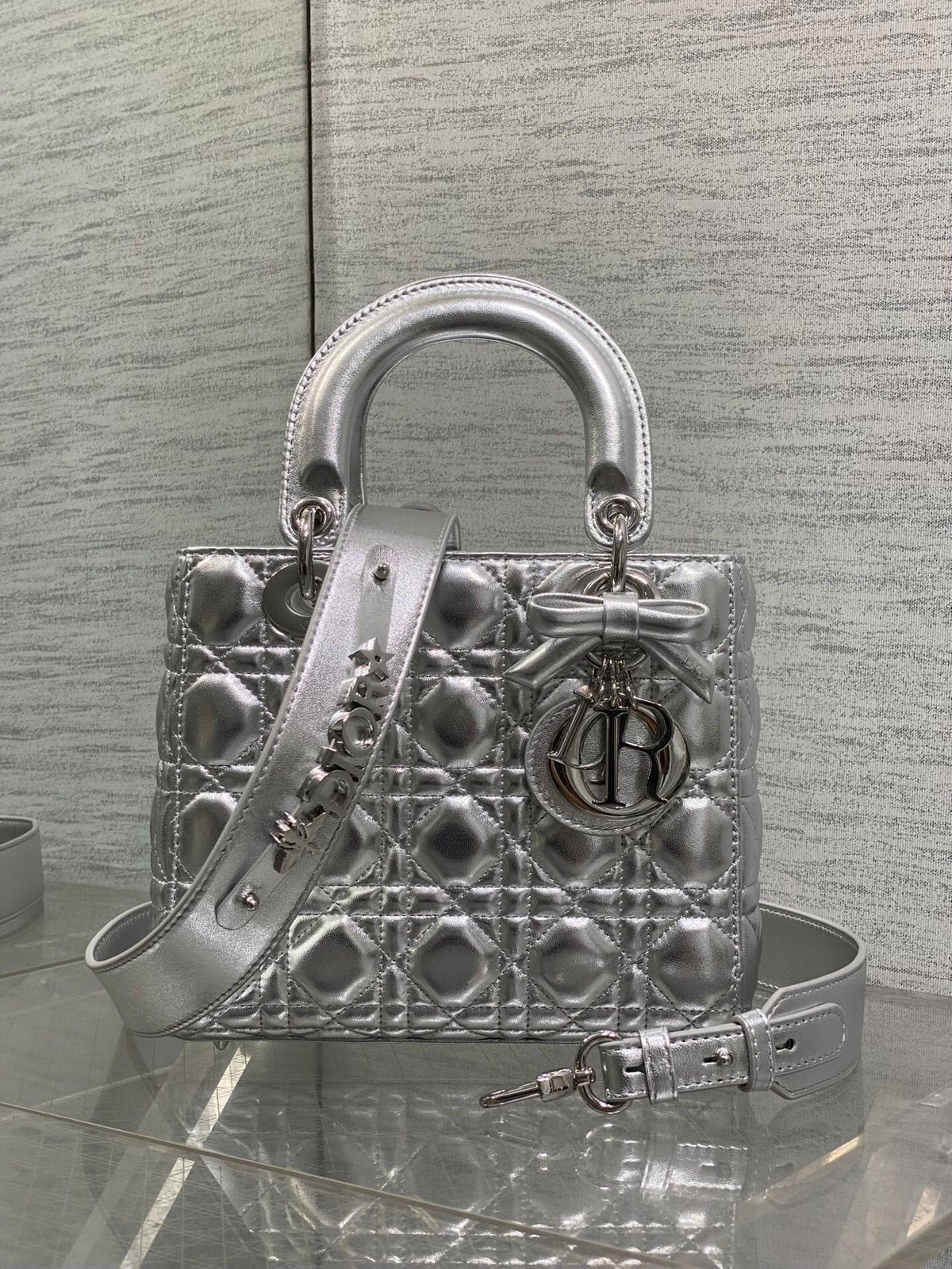 In stock, Lady's latest four-lattice bow Diana bag is carefully made of lambskin. It is a must-have Princess Diana bag for everyone. It is charming, elegant and full of aura. It is also full of femininity when carried cross-body. It has a classic fashion
