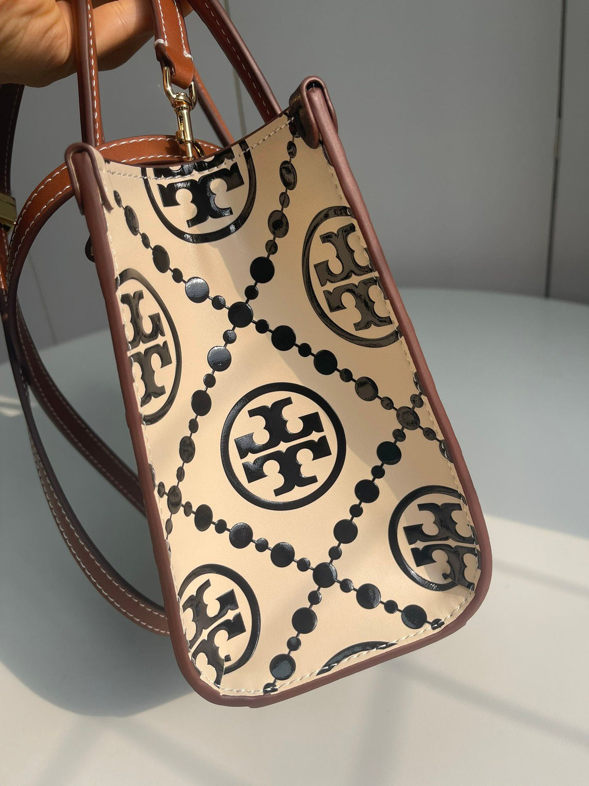 Number Y020 Black and White Collar Classic T Monogram Pattern with Embossed Leather Charm and Unique Style T Monogram Handheld Tote Bag with Detachable Cross Shoulder Strap and Soft and Delicate Suede Leather for Convenient and Orderly Storage. Each detai