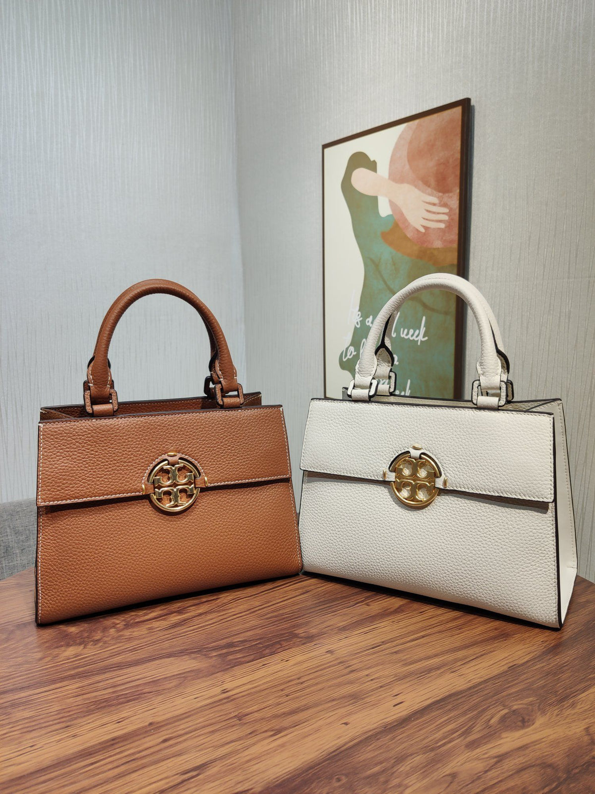 TORY BURCH's classic Miller handbag features lychee patterned cowhide and adjustable length woven leather diagonal straps, showcasing a variety of fashionable styles. The flip cover is equipped with magnetic snap fasteners