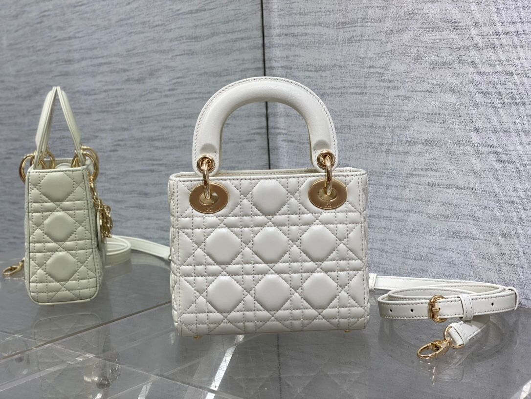 White ready-made Classic Lady bag. A must-have three-compartment bag for everyone. Charming, elegant and full of aura. It is also full of femininity when carried cross-body. Classic fashion style. This beautiful bag is available on Instagram and many