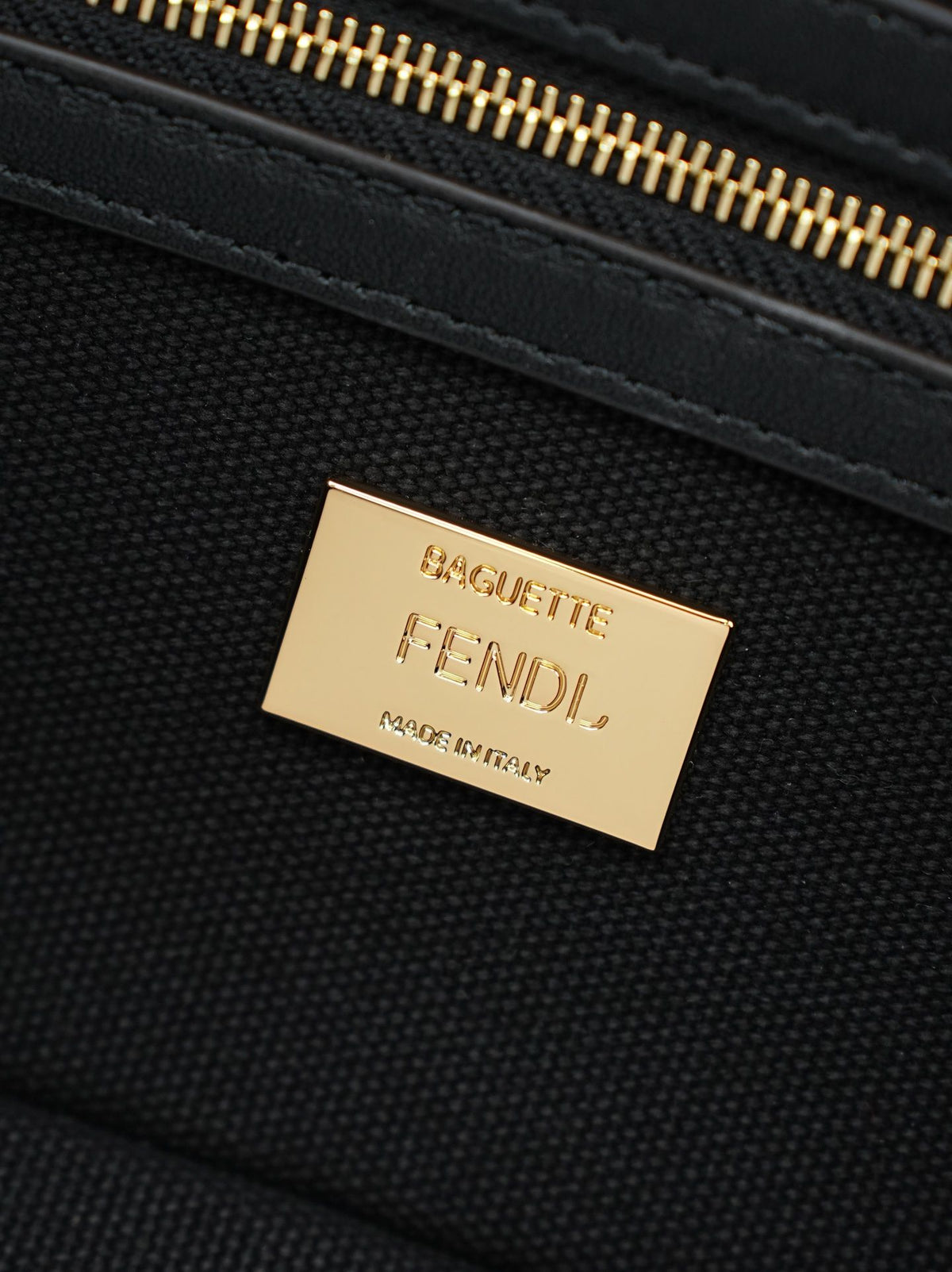 Model 18004, size 266.513.5 cm, top of the line original FENDI hot classic Baguette material is made of canvas with advanced craftsmanship to create a whole bag. Double FF three-dimensional embroidery texture is invincible, equipped with detachable and