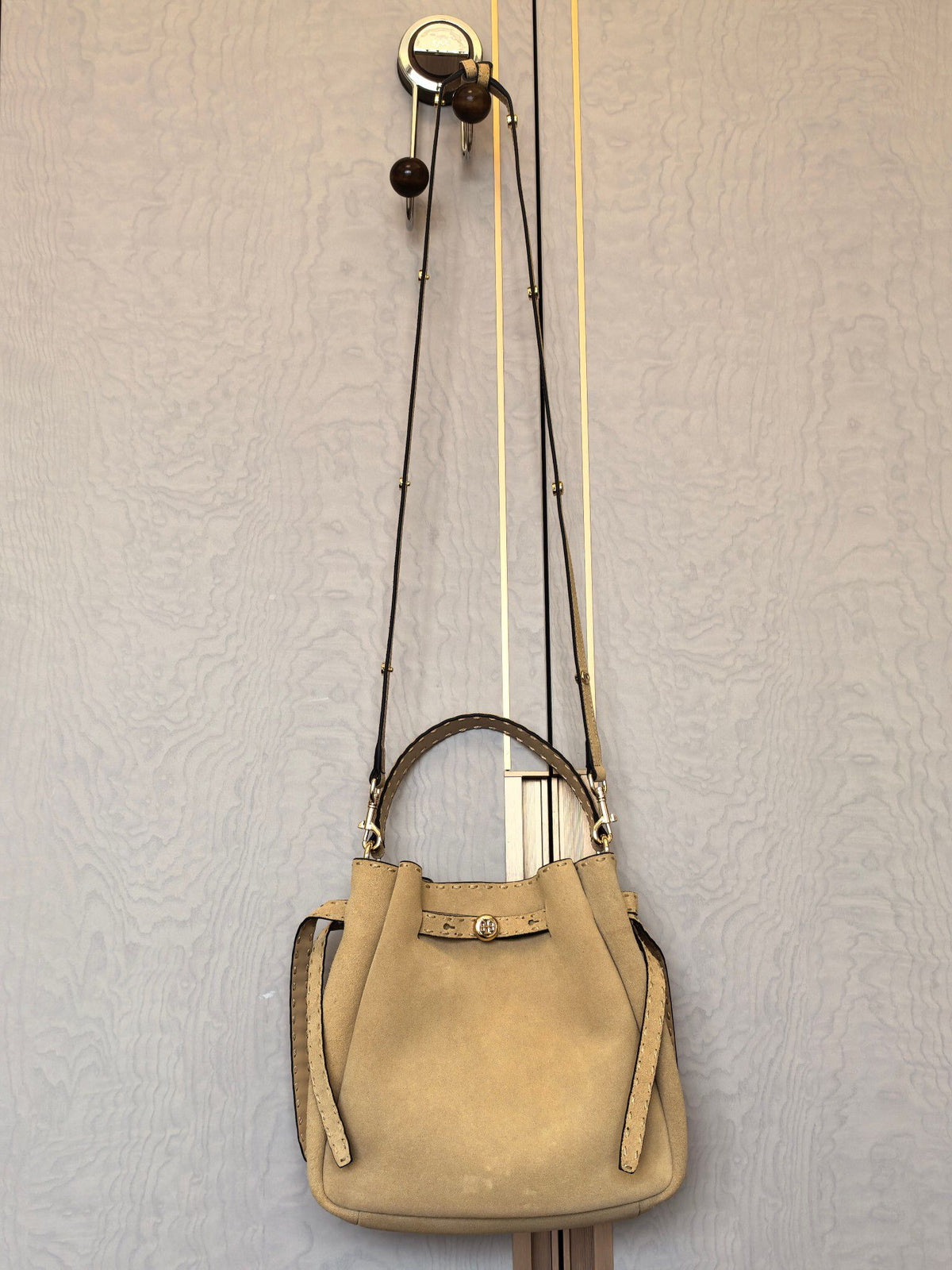 Toryburch's brand new drawstring shopping tote bag with serial number 923 ROMY is a portable crossbody bucket bag made of delicate and thick cowhide material with a soft waist contour. It is the ultimate daily handbag with light weight and spacious interi