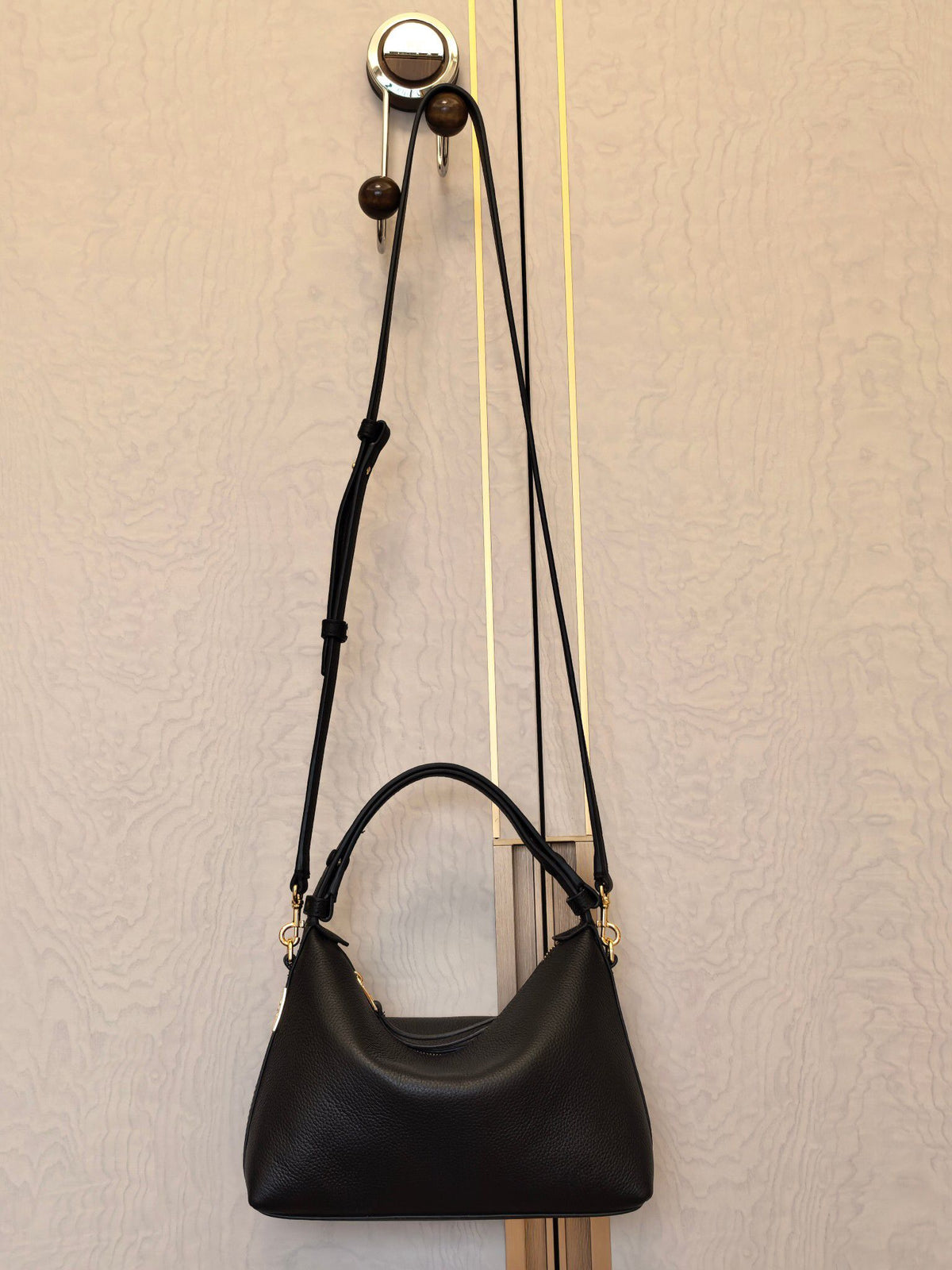 The new black TORY BURCH MELLOW SHOULDER BAG lunch box bag combines relaxation and practicality, making it a perfect match for spring and summer wear. The drop patterned cowhide feels like clouds, comfortable and lightweight, and won't press on the should