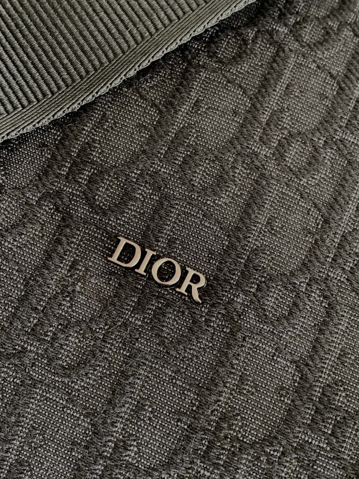 This Dio Lingot 50 handbag is new this season. Practical and elegant, unique. Crafted from black Oblique jacquard fabric. With black grained calfskin leather details to enhance the style. Decorated with DIO logo on the front. Zippered compartment with