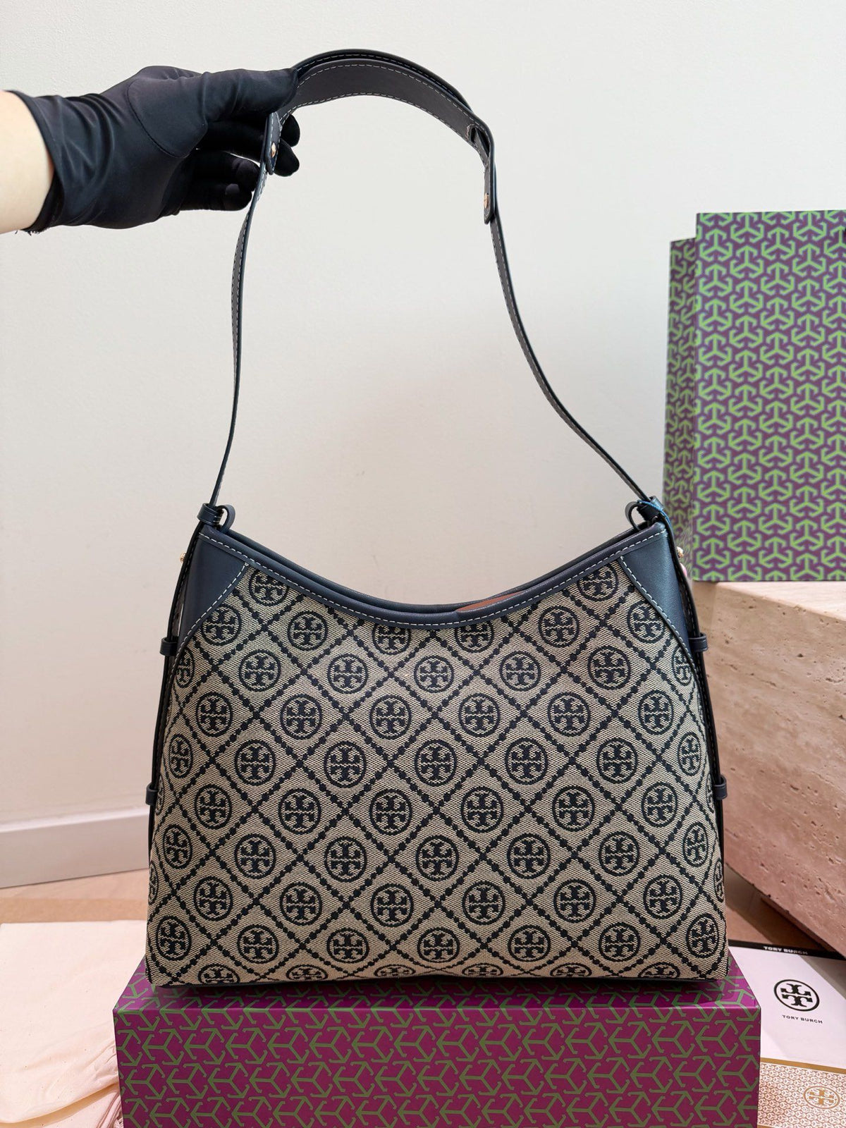Comes with Tory Burch's new vintage flower hobo bag gift box