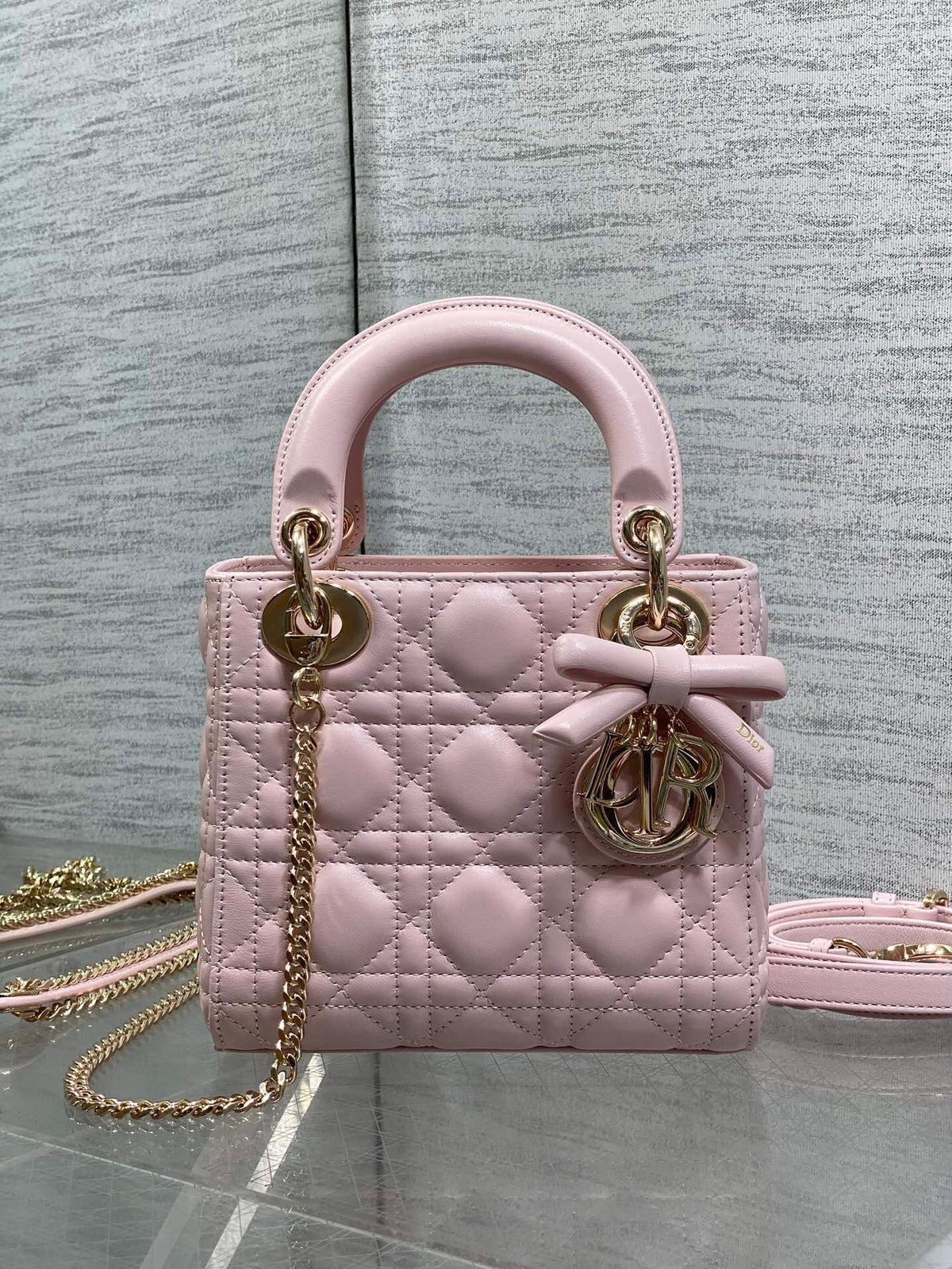 Soft Pink Spot Classic Lady Three Grid Bow Princess Bag is a must-have three grid small bag for everyone. It is charming, elegant, and full of aura, and can be carried diagonally. It is also full of feminine charm, classic fashion style, ins, and many