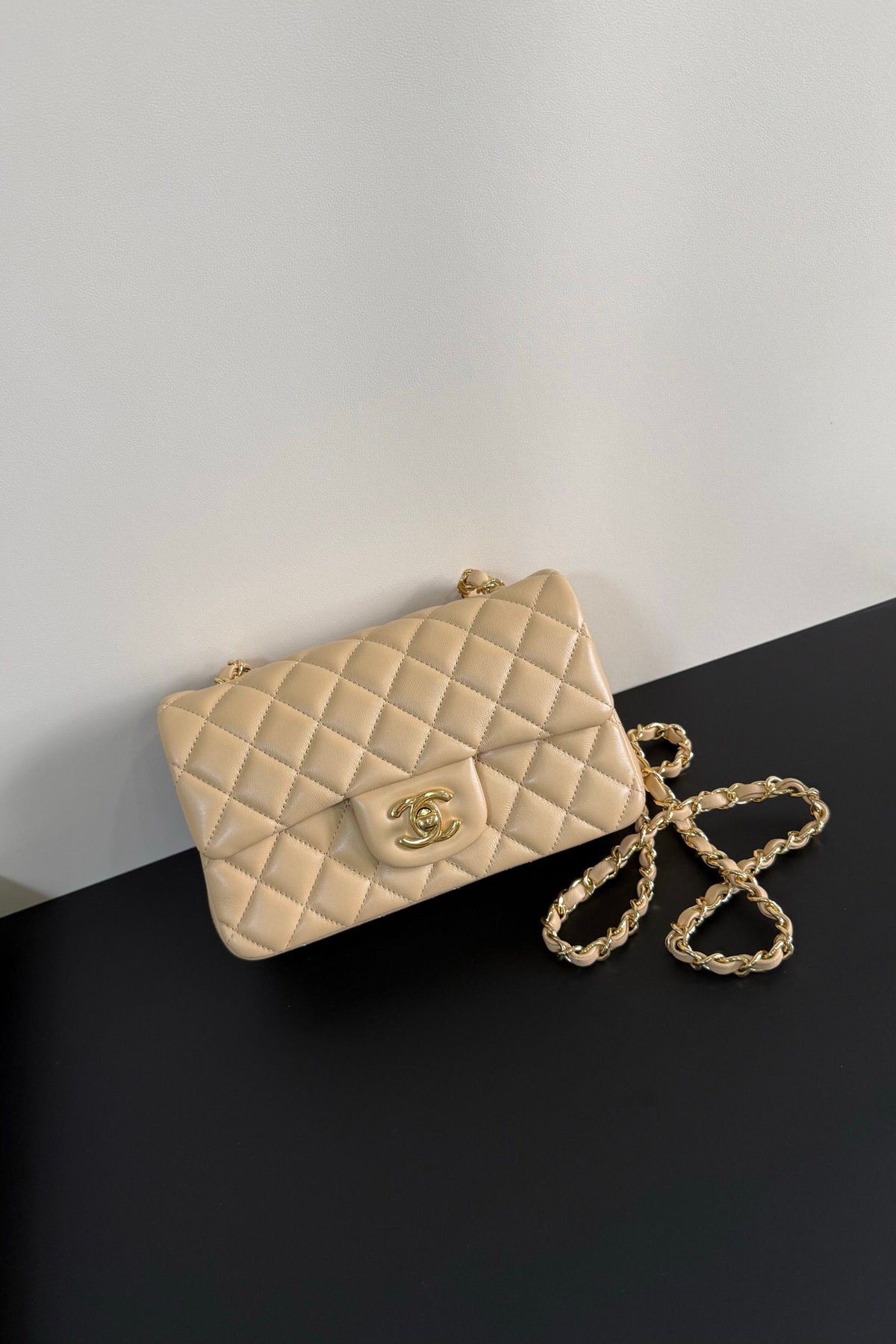 Upgraded version (full leather inside and outside) CF 20cm lambskin. Exclusive good product on the market. Please see the pictures for leather details and workmanship. It is perfect. Welcome to compare. 116 apricot gold buckle.