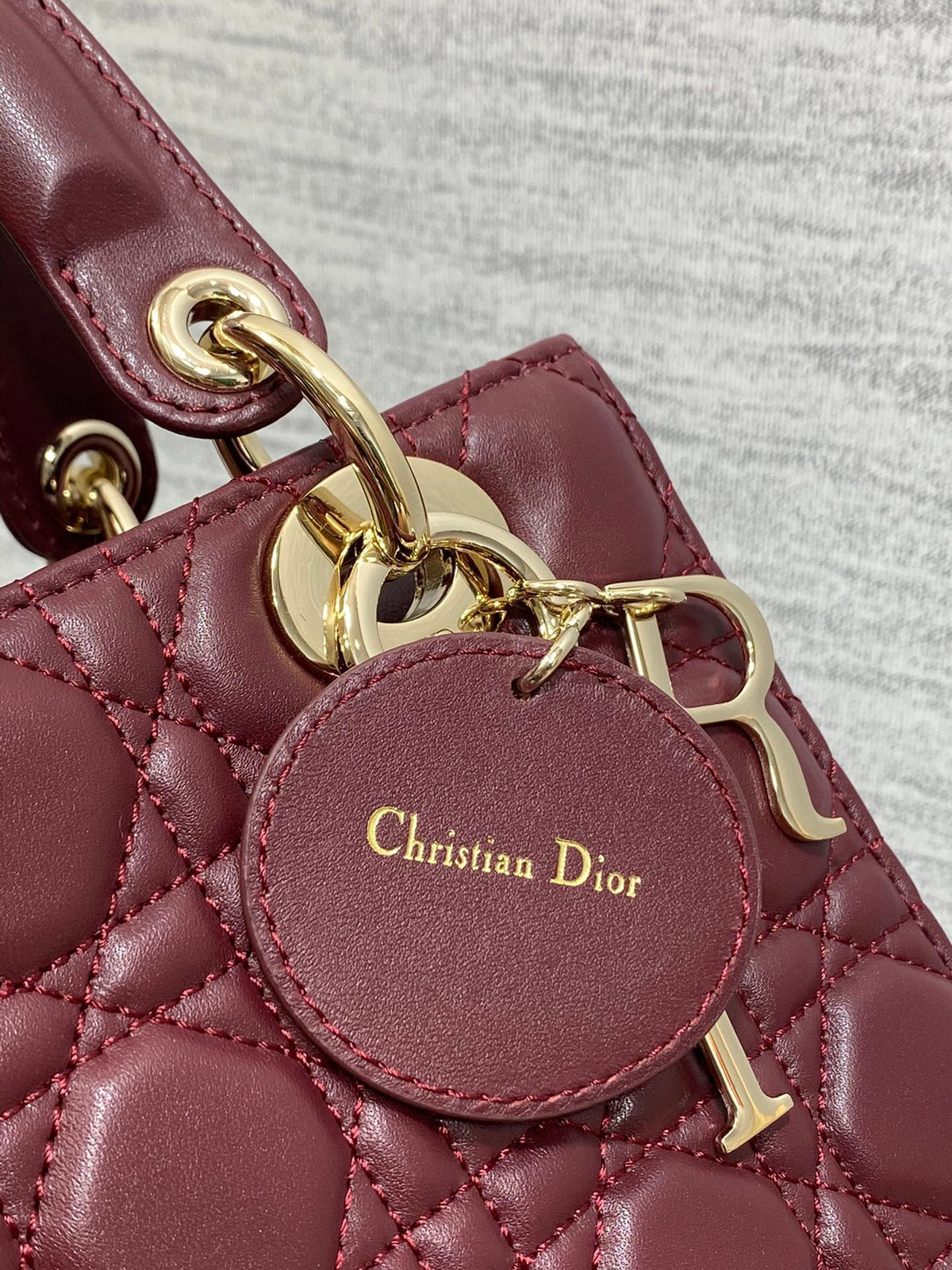Lady's four-frame burgundy sheepskin gold buckle series, the latest colors for spring and summer, fresh style, and the latest letter shoulder straps are extra points. 6 letters are delivered. Babies can choose the buttons they like as they like. No need