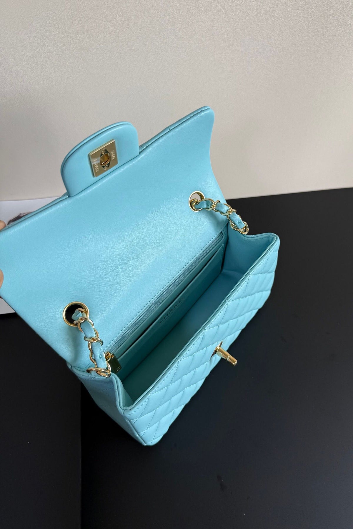 Upgraded version (full leather inside and outside) CF 20cm lambskin. Exclusive good product on the market. Please see the pictures for leather details and workmanship. It is perfect. Welcome to compare 116 Tiffany Blue Gold.