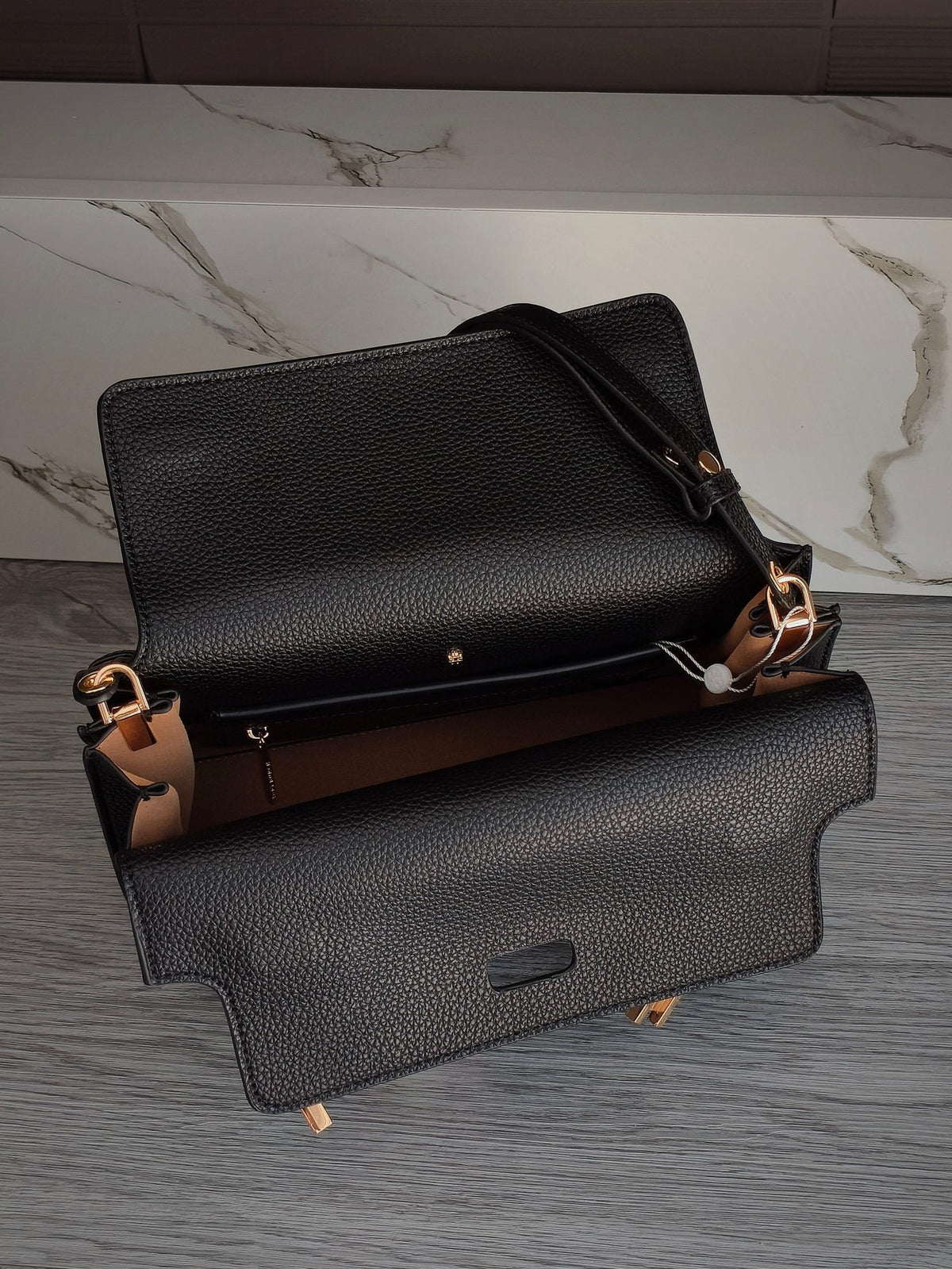 The new 240 Tory Burch Radziwill series medium-sized shoulder bag is made of lychee patterned cowhide leather, which is delicate and durable, and becomes more shiny with use. The bag shape is simple and atmospheric, inspired by the Kelly bag
