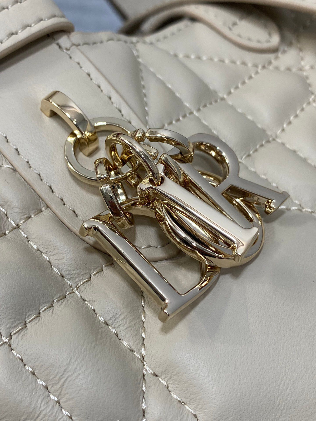 The small light apricot is in stock. Take Toujours for travel. The oversized rhombus design is paired with classic letter accessories. It is very modern and fashionable. The structure of the bag is very soft. The calfskin material is full of high-end