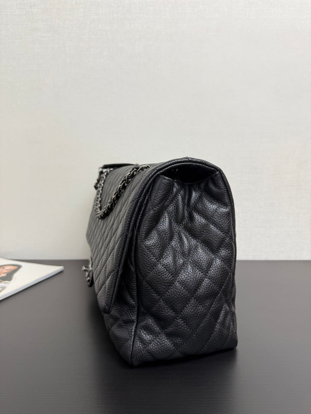 Now in stock, the airport bag is definitely a treasure. When I walk on the street with it on my back, I feel the wind becomes gentle and flattering. It has an aura of 2.8 meters and is windy even when I walk. The XXL Big Mac capacity is simply a Doraemon