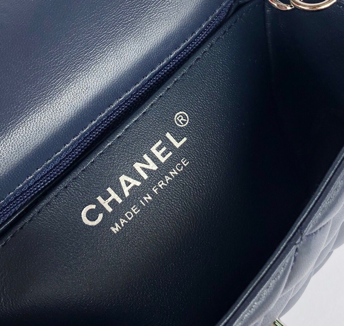 Fang Fatzi Mini 17cm CF has a very feminine elegance and inherits classics. It is listed as the historical sales champion and is an indispensable piece in every pink fan’s wardrobe. 17cm650 Sheepskin