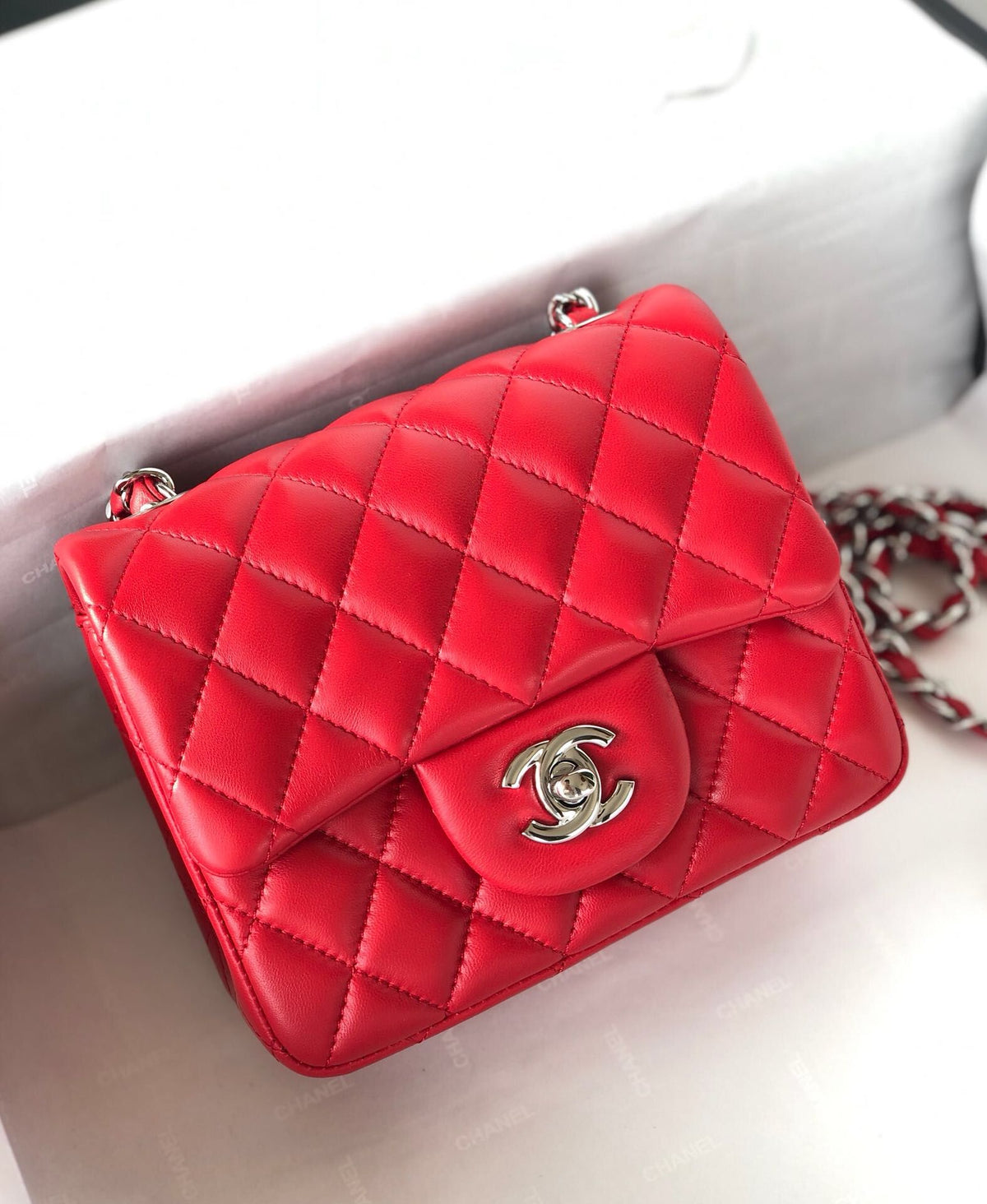 Fang Fatzi Mini 17cm CF has a very feminine elegance and inherits classics. It is listed as the historical sales champion and is an indispensable piece in every pink fan’s wardrobe. 17cm650 Sheepskin