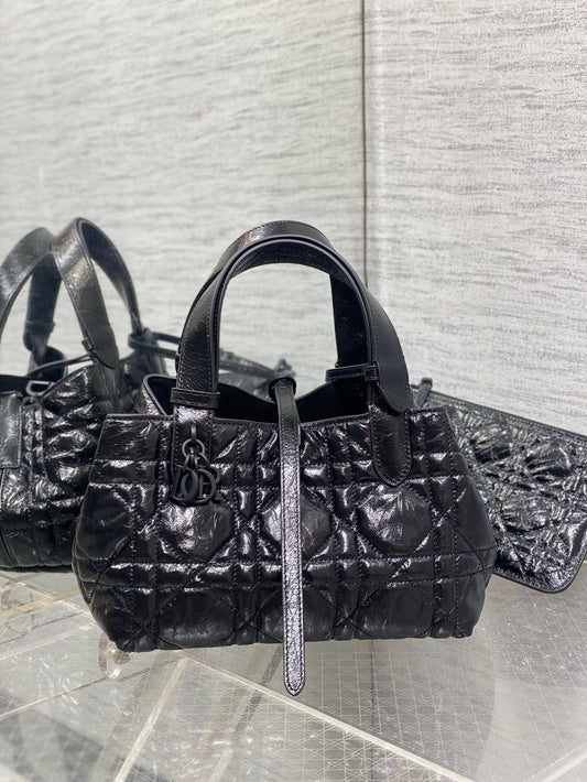 The small oil waxed leather is in stock. Take Toujours with you when traveling. The oversized rhombus design is paired with classic letter accessories. It is very modern and fashionable. The structure of the bag is very soft. The calfskin material is