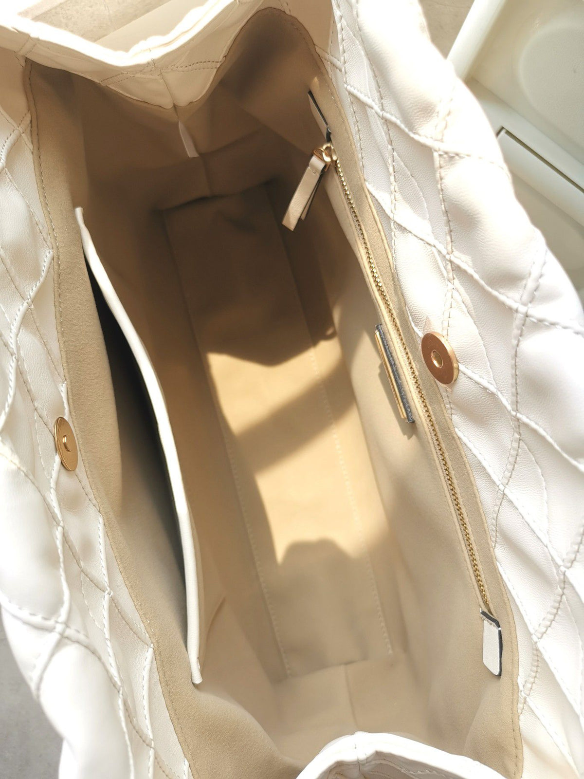 TORY BURCH shopping bag is carefully crafted with soft leather and infused with diamond shaped pleats for a soft and personalized look. The bag size is 363011