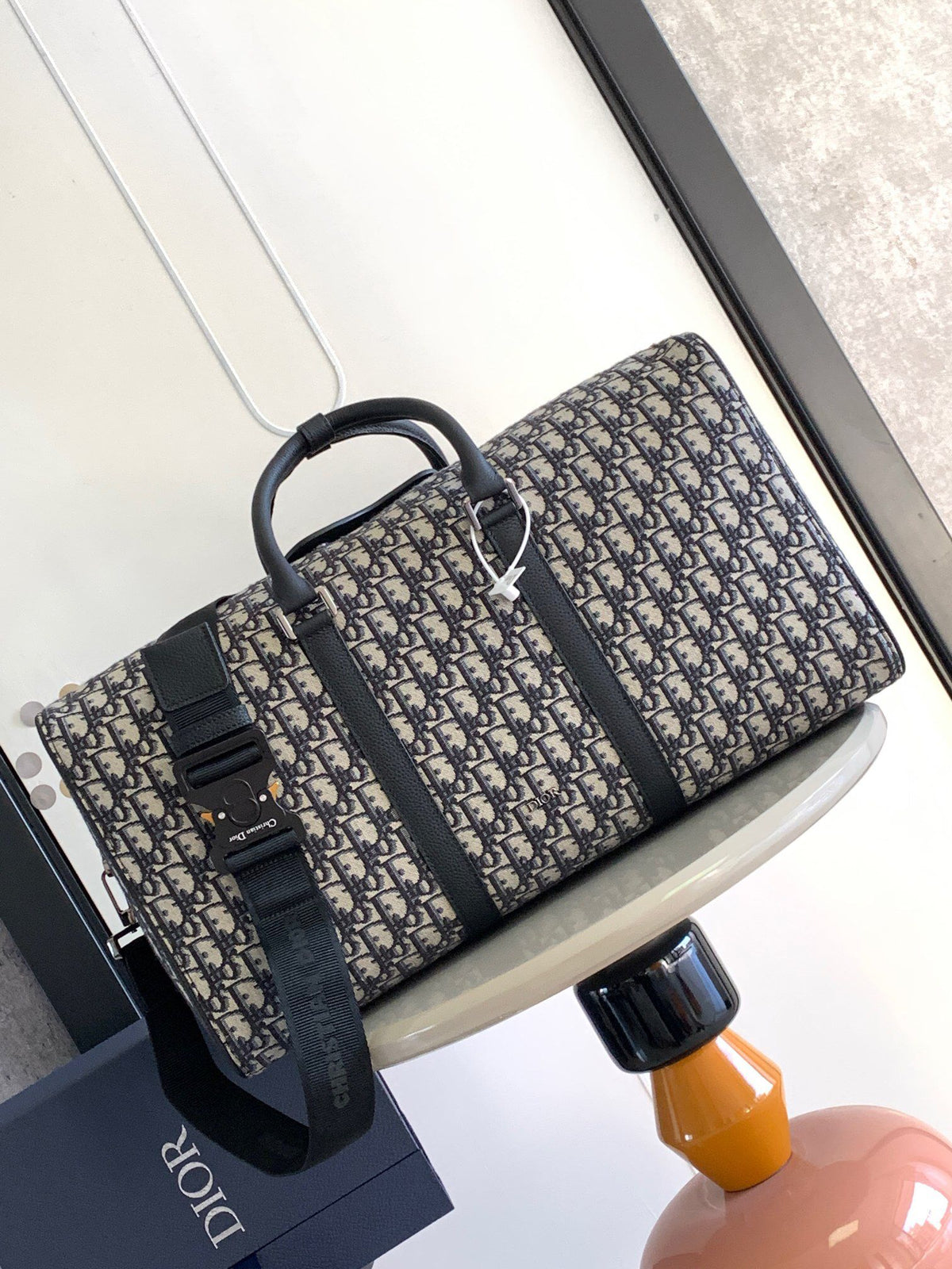 This Dio Lingot 50 handbag is new for this season. Practical yet elegant, it is unique. Crafted from beige and black Oblique printed fabric. Enhanced with black grained calfskin leather details. DIO logo on the front. Zippered compartment with saddle