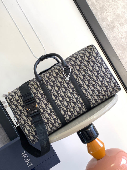 This Dio Lingot 50 handbag is new for this season. Practical yet elegant, it is unique. Crafted from beige and black Oblique printed fabric. Enhanced with black grained calfskin leather details. DIO logo on the front. Zippered compartment with saddle