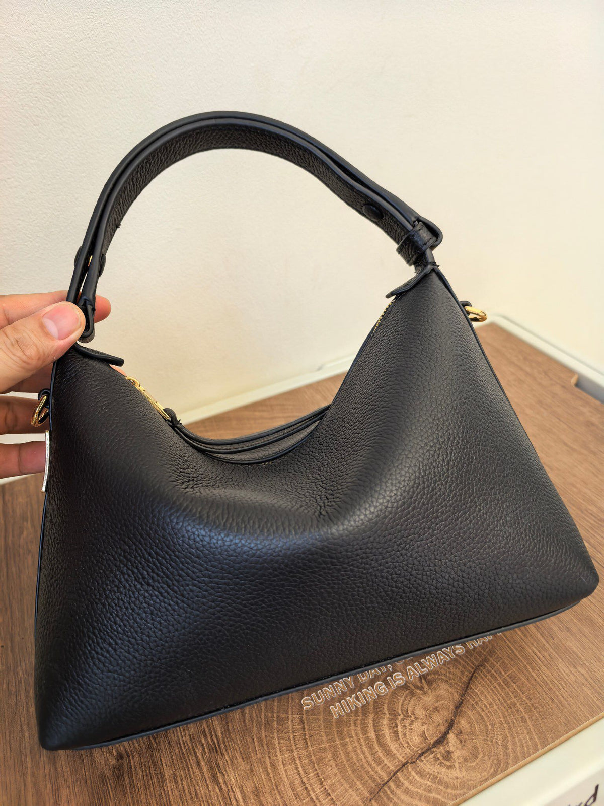 The new black TORY BURCH MELLOW SHOULDER BAG lunch box bag combines relaxation and practicality, making it a perfect match for spring and summer wear. The drop patterned cowhide feels like clouds, comfortable and lightweight, and won't press on the should