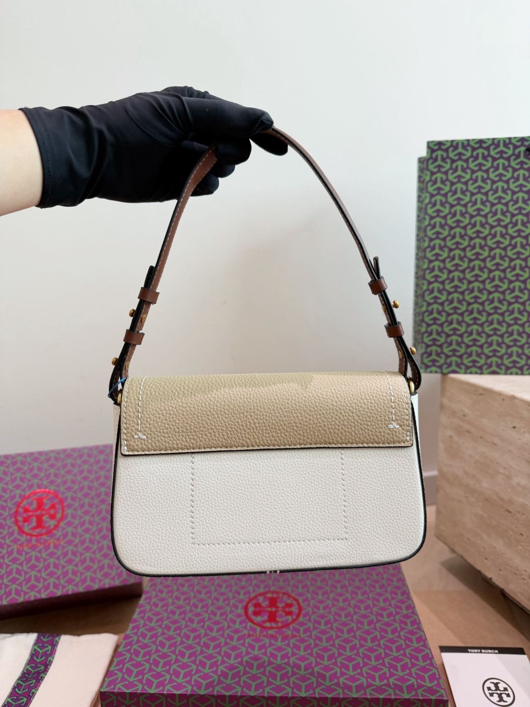 The leather Tory Burch bag is of moderate size Original order, custom made with origin label, imported fabric, super good texture and feel, durable and shiny hardware, non fading, single shoulder crossbody bag, fashionable and versatile, everything looks