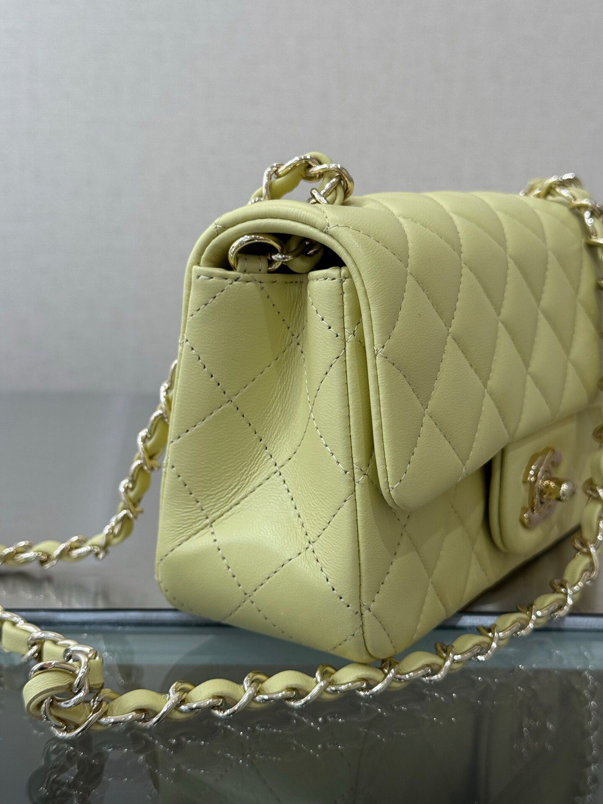 "Classic Flap" Classic Large Mini Bag Chicken Yellow Sheep