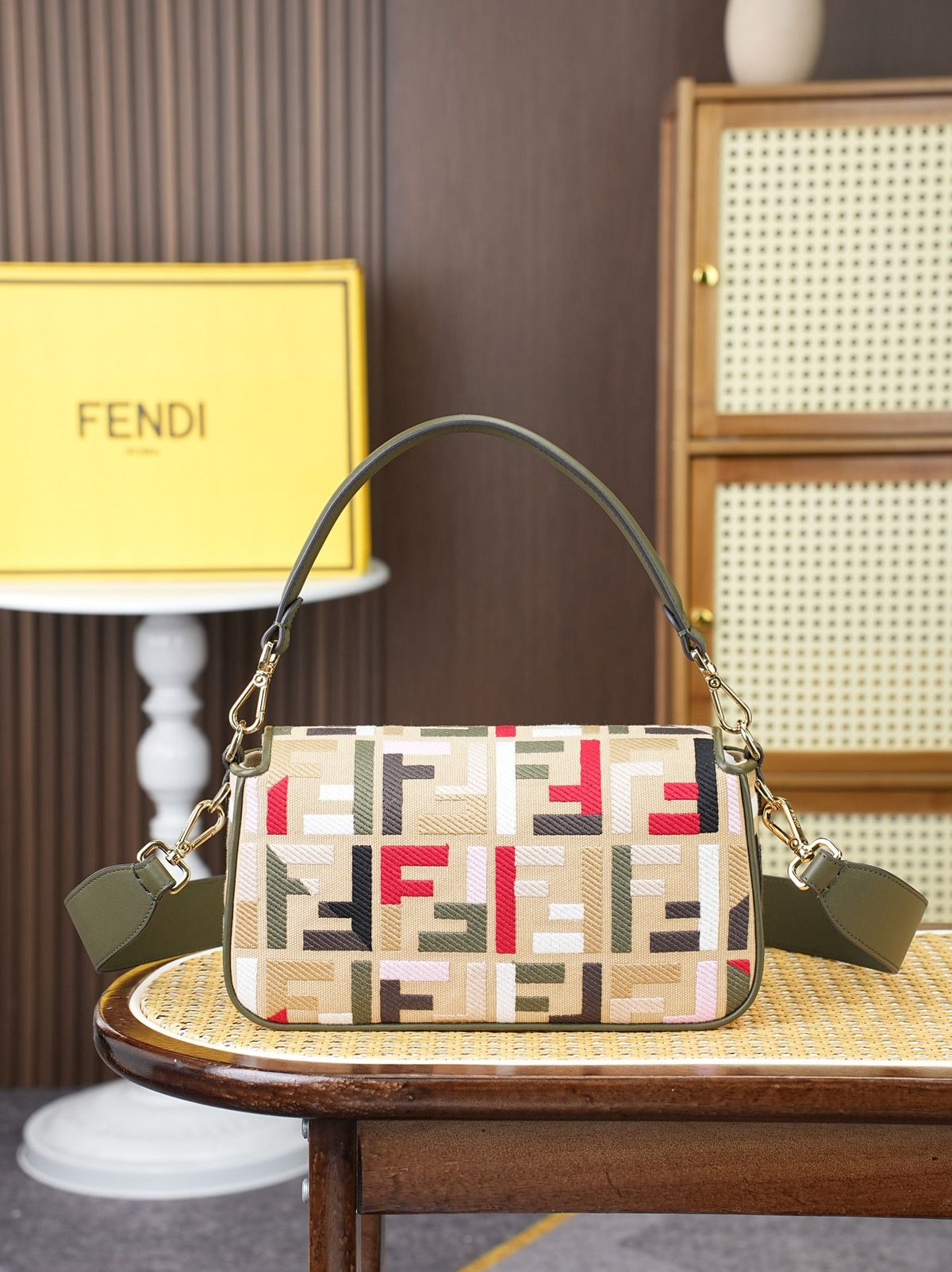 Model 18004, size 266.5 x 13.5 cm, top-grade original FENDI, popular classic Baguette. The raw material is made of high-quality canvas craftsmanship. The entire bag features double FF three-dimensional embroidery with an unparalleled texture. It comes