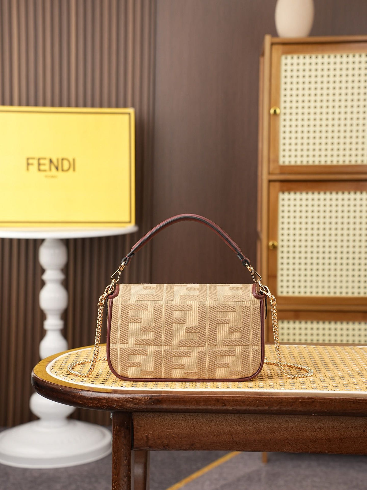 Model 6004, small size 20cm, FENDI's popular classic Baguette, crafted from high-quality canvas with advanced techniques. The entire bag features double FF three-dimensional embroidery, boasting an unparalleled texture. It comes with a detachable shoulder