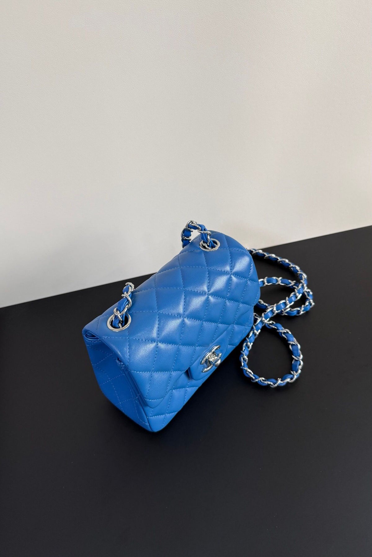 Electric Blue Classic Flap Classic Cf Square Fatty is back in stock. It is exquisite and durable. It is a timeless style that can be matched with anything.