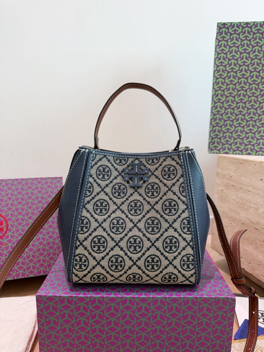 Comes with TORYBURCH TB Bucket Bag Gift Box