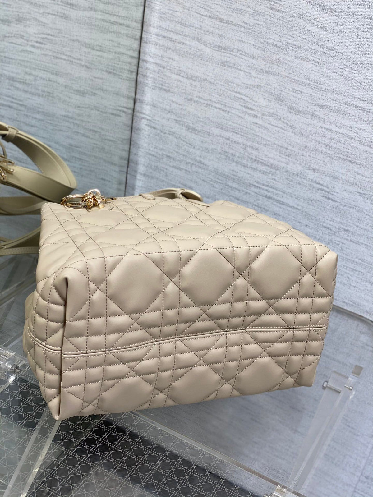 Medium rouge beige ready for travel. Take Toujours for travel. The oversized rhombus design is matched with classic letter accessories. It is modern and fashionable. The structure of the bag is very soft. The calfskin material is full of high-end feeling