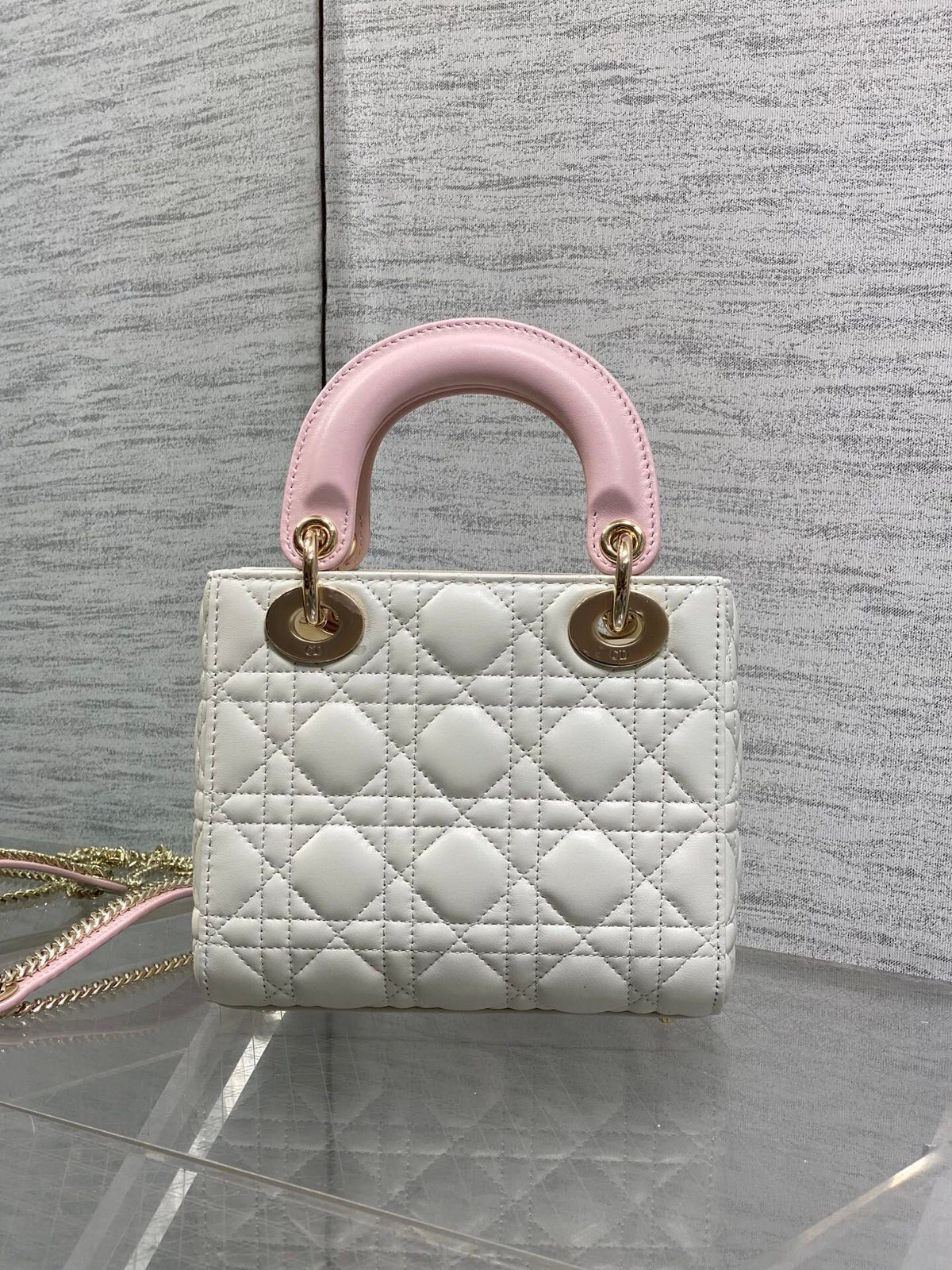 Classic Lady's latest bow-tie Princess Diana bag. A must-have three-compartment bag for everyone. Charming, elegant and full of aura. It is also full of femininity when carried cross-body. Classic fashion style. This beautiful bag is available on Instagra