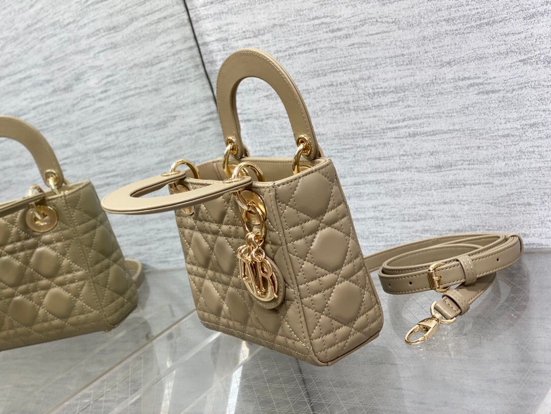 The three-compartment milk tea color Classic Lady bag is in stock. This three-compartment bag is a must-have for everyone. It is charming, elegant and full of aura. It is also full of femininity when carried cross-body. Classic fashion style. This beautif