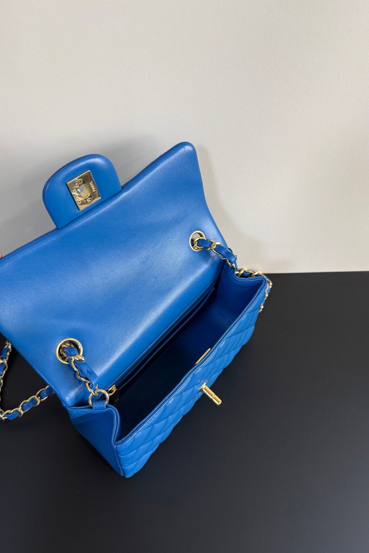 Upgraded version (full leather inside and outside) CF 20cm lambskin. Exclusive product on the market. Please see the pictures for leather details and workmanship. It is perfect. Welcome to compare. 116 electro-optical blue gold buckle.