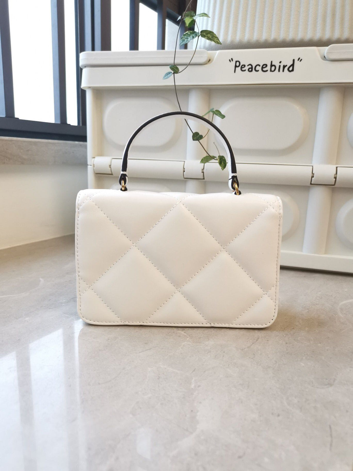 Number 516 TB158326 New Kira Mini Handheld Cloud Bag Diamond Fragrance Leather Large Diamond Grid Design retains Kira's original elegant style while adding a sense of fashion Size 17.511.54.5 158326