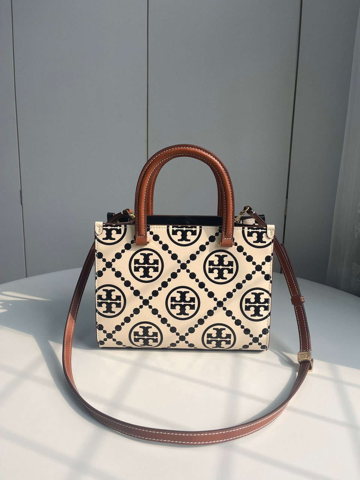 Number Y020 Black and White Collar Classic T Monogram Pattern with Embossed Leather Charm and Unique Style T Monogram Handheld Tote Bag with Detachable Cross Shoulder Strap and Soft and Delicate Suede Leather for Convenient and Orderly Storage. Each detai