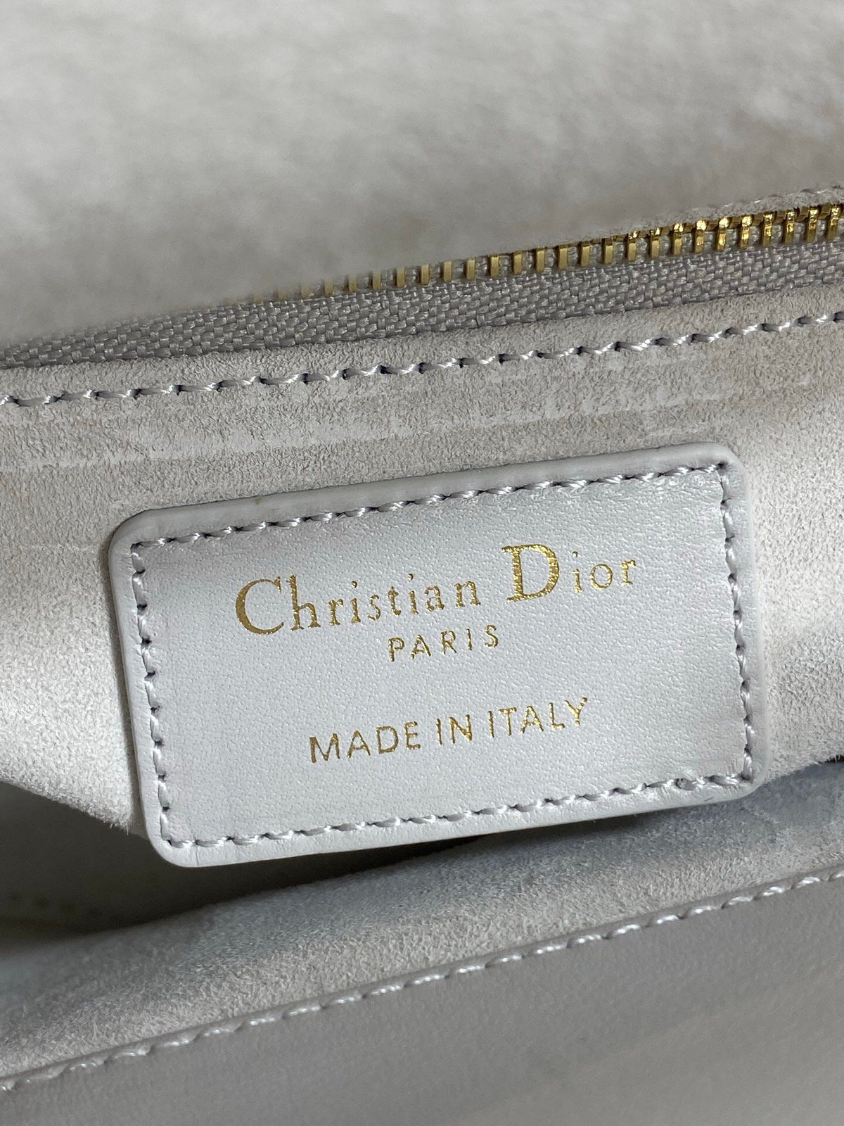 The Lady three-compartment bow bag is a must-have three-compartment bag for everyone. It is charming, elegant and full of aura. It is also full of femininity when carried cross-body. Classic fashion style. This beautiful bag is available on Instagram
