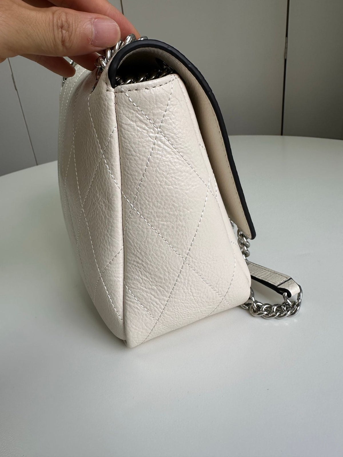 Number 1519 Tory Burch new model, you really understand girls, right? The diamond grid pattern comes with a gentle filter, and the silver chain adds a touch of sharpness. The back is effortless and exquisite. It can be worn all year round. White moonlight
