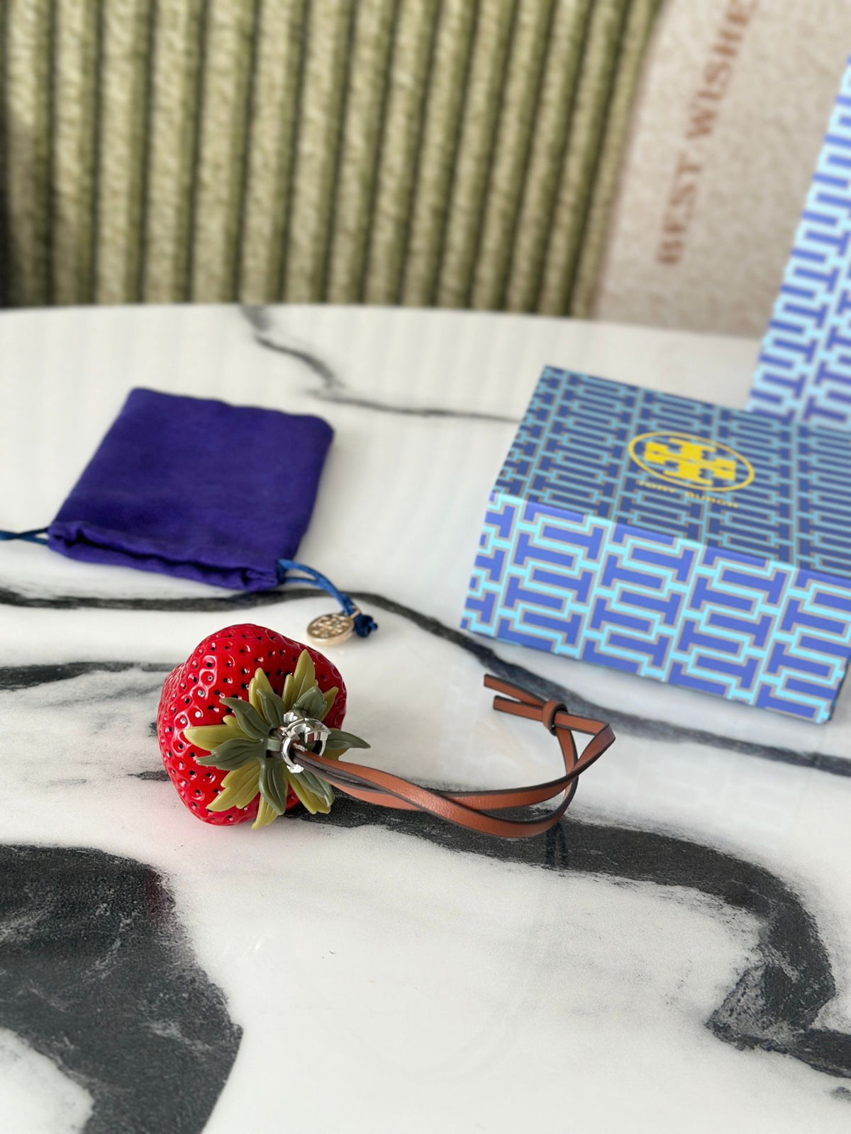 Tory Burch strawberry bag hanging in two colors. Since I found this strawberry on Xiaohongshu, I think it looks so good and cute. I love carrying a basket to match it and try it out. It can also be paired with other bags. Both red and pink colors look