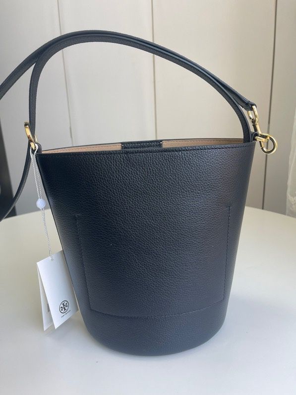 The capacity of the new TORY BURCH MCGRAW bucket bag in the small size is also very suitable for easy carrying. Small items can be buttoned up and have a different design. The drop pattern cowhide small size is suitable for small girls or girls who want