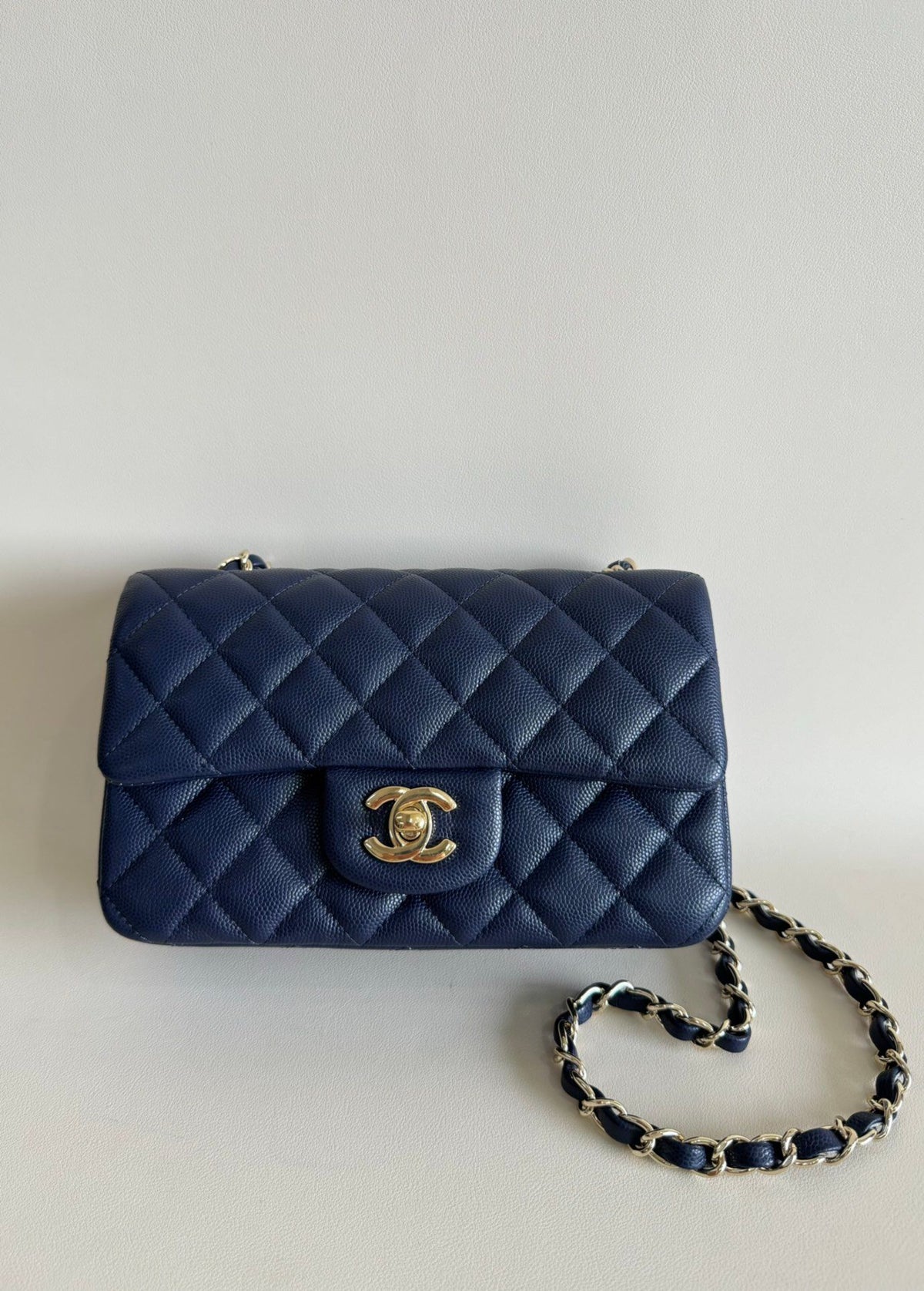 CF upgraded version of 116 Caviar "Classic Flap" classic flap bag. Customized calfskin from imported channels with fine ball grain. First-class calfskin caviar with both graininess, gloss and softness. Classic rhombus design and leather-pierced metal
