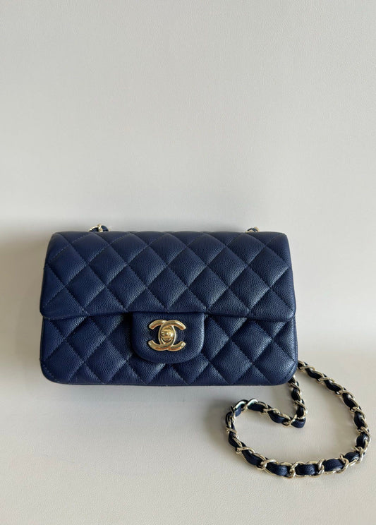 CF upgraded version of 116 Caviar "Classic Flap" classic flap bag. Customized calfskin from imported channels with fine ball grain. First-class calfskin caviar with both graininess, gloss and softness. Classic rhombus design and leather-pierced metal